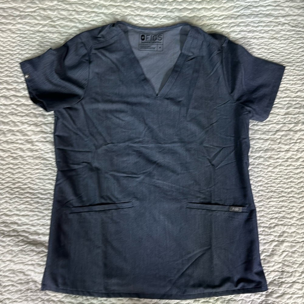 Figs heather denim casma 3 pocket scrub top. Medium.